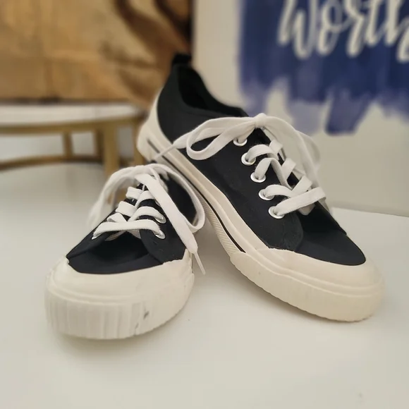 Esprit NWOT Black Canvas Cream Rubber Sneakers Women Size 9 - Picture 2 of 11